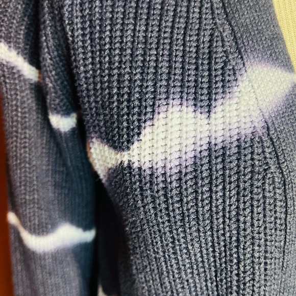 Stylish Gray and White Women's Cardigan - Picture 2 of 4